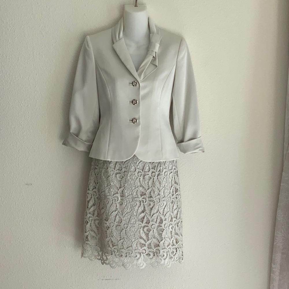 Tahari Luxe Petite by Authur S Levine formal suit